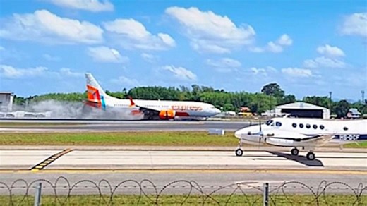 Un avión pierde una rueda tras un aterrizaje brusco y raspa la pista en Phuket