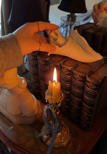 Just a girl who loves vintage ornate things 🤎✨