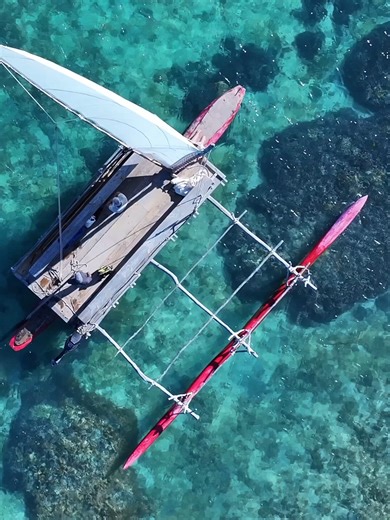 Rencontre avec Joseph et Kota, piroguiers de l'Ile des Pins / Nouvelle-Calédonie Plus qu’un simple moyen de navigation, la pirogue est ici un héritage précieux, transmis par quelques hommes qui perpétuent ce savoir-faire ancestral.