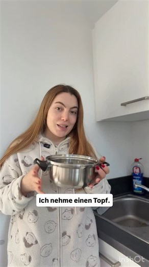 Laman Guliyeva on Instagram: "🥚 Deutsch lernen im Alltag 🇩🇪 Heute lernen wir Verben mit einer ganz normalen Alltagssituation: 👉 Eier kochen 🍳 Ich zeige dir Schritt für Schritt, wie du einfache deutsche Verben richtig benutzt – so, wie sie wirklich im Leben vorkommen 👇 🔹 einen Topf nehmen 🔹 Wasser einfüllen 🔹 den Topf auf den Herd stellen 🔹 Eier ins Wasser legen 🔹 15 Minuten kochen 🔹 Eier herausnehmen 🔹 fertig sein ✅ So lernst du Deutsch nicht aus Büchern, sondern durch echtes Leben 