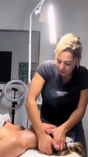 Your youth is hiding… behind your ears. 😉 This is where the lymph nodes are — they drain puffiness from your face. When the neck and the area around the ears are tight, the face slowly starts to “slide” down. Release your neck, massage the area behind your ears — and you’ll see your face lift up. ✨ Lifting doesn’t start with a cream, it starts with your hands. 💆‍♀️ P.S. Facial OC 💫#buccalmassage #orangecounty #skincare #selfcare #facemassage #esthetician #naturalbeauty #massage #relax #faceyo