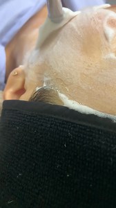 Peeling enzimático: Es un limpiador facial ideal para pieles sensibles, con el beneficio de ser un exfoliante químico capaz de limpiar y eliminar suavemente las células muertas e impurezas. Sus ingredientes principales son: Papaina: es una enzima que se extrae de la papaya, remueve células muertas. Alantoína: es un ingrediente que humecta y protege la piel, tiene propiedades anti-inflamatorias e hidratantes, apropiada para piel sensible, promueve la renovación de las células. #peelingenzimatico 