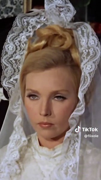 Hoy redescubrimos a Dyanik Zurakowska, actriz que emergió durante la década de los 60, coincidiendo con el auge del spaguetti Western en España. Protagonizó El Triangulito, de J.M. Forqué, de la cual se cumplen hoy 53 años desde su estreno. Después de separarse del hermano de Carmen Sevilla, emigró a Estados Unidos y se le perdió la pista. Muy a su pesar, sus admirables rasgos físicos la llevaron por el camino del cine de destape y relegaron a un segundo plano su capacidad actoral. #cineentiktok