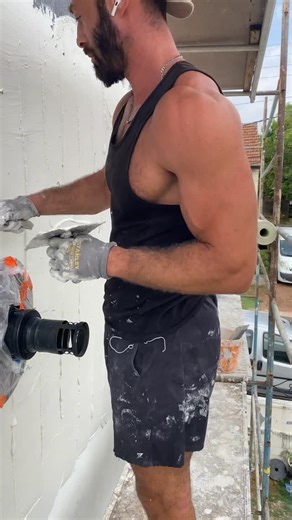 ATEA Façade on Instagram: "Pose de la couche de base en isolation thermique par l’extérieur (ITE) sur polystyrène. Application de la colle, mise en place de la trame en fibre de verre, puis marouflage pour bien la noyer dans la colle. Cette première passe permet d’armer l’isolant et d’éviter les fissurations. Après séchage complet, une deuxième couche de colle sera appliquée pour lisser et préparer le support avant la finition.#renovation #isolation #facade #chantier #btp"