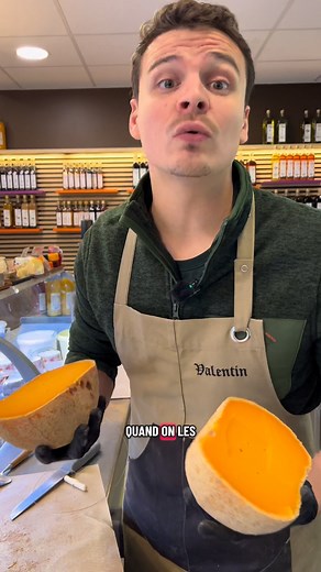 Originaire de Lille, elle a été créée au XVIIᵉ siècle 🇫🇷 sous l’impulsion de Colbert, pour remplacer les fromages hollandais comme l’Edam 🧭. 👉 Pâte dure et lisse, couleur orangée (grâce au roucou 🌺), la Mimolette se présente souvent sous forme d’une belle boule croûte grise 🪨. Sa croûte est travaillée naturellement par de petits acariens 🐜 (inoffensifs !) qui lui donnent cette saveur unique et ce caractère typé. #cuisine #fromage #cheese #Halloween | Au Buron Fromagerie