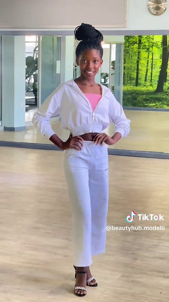 Join Our Saturday Modeling Classes for Young Models