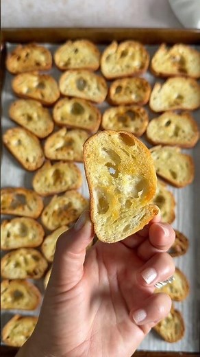 Easy Homemade Crostinis #fallrecipe #easyappetizer #breadrecipes #bakingrecipes #appetizer #diy