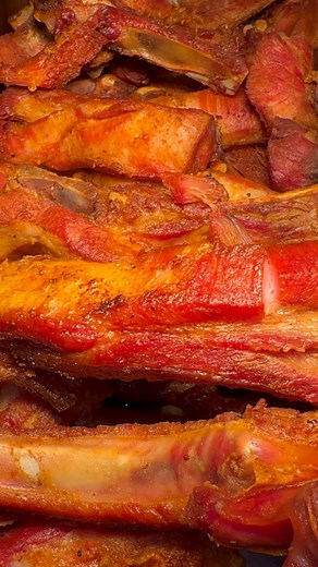 Chicharronera Don Gilbert lleva 10 años haciendo chicharrones a diario. Una herencia de padre a hijo, que mantiene viva una receta familiar #chicharronera #chicharron #chicharrones #vigoron #chifrijo #emorendimiento #padreehijo | Jorge Martínez