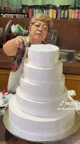 Stunning 5-Tier Wedding Cake Creation