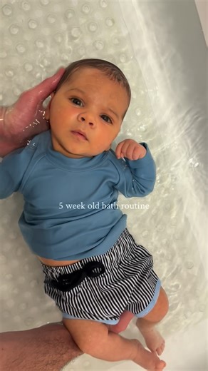 @thewaterdad on Instagram: "How to turn bath time into a swim lesson (in 2 minutes). 👶💦 If you want your baby to be a confident water baby and future swimmer, there are easy skills to incorporate into bath time. Here is the simple outline of the routine I used as a busy parent of 2 under 2, focusing on the most essential and impactful skills: 🫧 The Back Float: Support the head/neck and lower back. Gently lower them into 98-100°F water. Move their body fluidly and watch them relax. Smile, sing