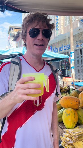 En el mercado de Belén probando jugo de tumbo por primera vez 🇵🇪 #Iquitos #MercadoBelen #Amazonía #FrutasExóticas #Perú