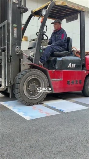 Flow Stone: A Dynamic Ceramic Surface Inspired by Nature 🌊✨ #interiordesign