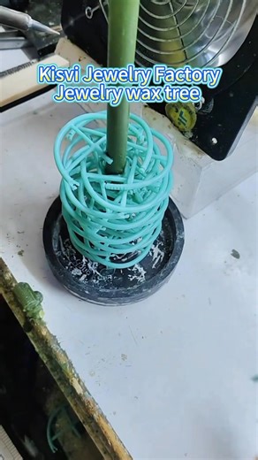 ”Wax tree planting“ involves welding the prepared wax model onto a central wax rod (the trunk) to form a ”tree.“ This is a crucial step before lost wax casting. The quality of the seed wax directly determines the casting success rate and the difficulty of subsequent processing.🤗🏭👨‍🏭#jewelry #jewellery #jewelrymaking #jewelrydesigner #customjewelry #jewelrymanufacturer #jewelryfactory #viral #fyp #foryou | Kisvi Ki