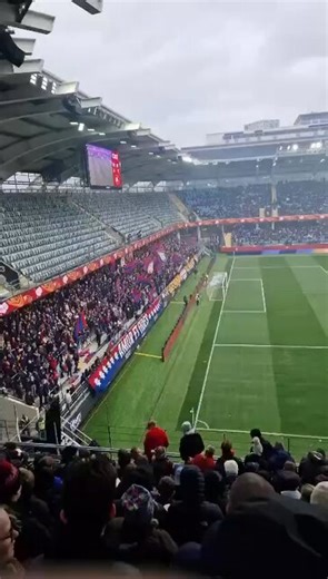 @Martinhemlig Enda misshandeln som syns är väl den av ”polis” mot supportrar? Eller finns det någon situation som bara polisen ser? Peka gärna ut den då så rätt blir rätt!