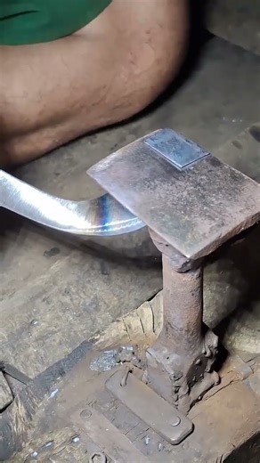 manual method for making a rubber tapping knife