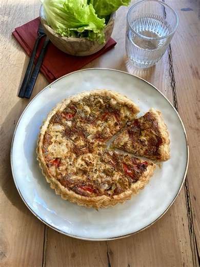Et si on voyageait au Pays Basque… sans quitter la cuisine ? 🇪🇸 Voici ma tarte feuilletée au thon façon basquaise : croustillante, colorée et pleine de soleil dans l’assiette ☀️ Une pâte feuilletée dorée, un duo poivron-oignon fondant, du thon bien relevé et un appareil aux œufs crémeux… simple, rapide et tellement savoureux ! Ingrédients : 1 pâte feuilletée 2 œufs 1 boîte de thon (émietté) 1 poivron (en lamelles) 1 oignon (émincé) 5 cl de crème liquide Sel, poivre, paprika, herbes de Provence
