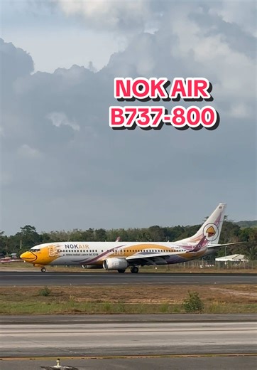 Nok Air Boeing 737-800 (HS-DBX) in HKT 🇹🇭 « Nok » means bird in Thai 🐦 That iconic smiling beak livery makes this jet one of the most recognizable 737s in Asia 😍 #planespotters #avgeek #aviation #nokair #phuket