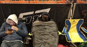 Durmieron fans de Checo Pérez ¡en la calle! para verlo en Reforma