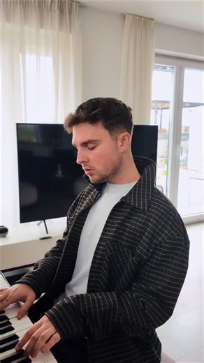 Mike Singer | all i need is music and love | Instagram