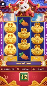 "Dizem que o dinheiro não traz felicidade. Mentira. Naquela noite, ele chegou pra mim junto com um perfume caro e um sorriso que prometia o inferno. Era sexta-feira no Rio de Janeiro. O calor batia nos vidros dos bares, e eu —Lucas, motoboy, quebrado e cansado— só pensava em como pagar o aluguel. Aí ela apareceu. Cabelo preto, vestido vermelho, e um olhar que podia parar o trânsito na Avenida Atlântica. “Você é o Lucas, né?” —ela perguntou, encostando no balcão. “Sou sim… quem quer saber?” Ela r