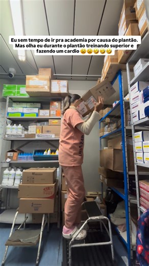 Estudante de farmácia on Instagram: "Vai achando que o profissional da área da saúde não treina 🤣 é sempre um cardio diferente!! #farmácia #hospital #plantão #enfermagem"