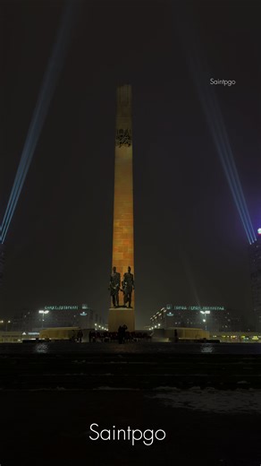 18 января — День прорыва блокады Ленинграда. Зимой 1943 года советские войска разорвали вражеское кольцо, сжимавшее город с осени 1941-го. Был открыт сухопутный коридор: по нему в короткие сроки проложили железную дорогу, и уже в феврале в Ленинград прибыл первый поезд с продовольствием и всем необходимым. Сегодня Петербург чтит память об этом событии памятными акциями. Факелы на Ростральных колоннах горели до 12:00, а вечером зажглись вновь — до 22:00. Дворцовый, Троицкий мосты и мост Бетанкура