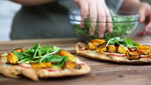 Autumn in flatbread form? Yes, please. Andy's back to tell you about our Winter Squash Flatbread with Caramelized Apples and Rosemary. Order by 10/17 to receive this in your box. http://bit.ly/2rXQCzM | Purple Carrot