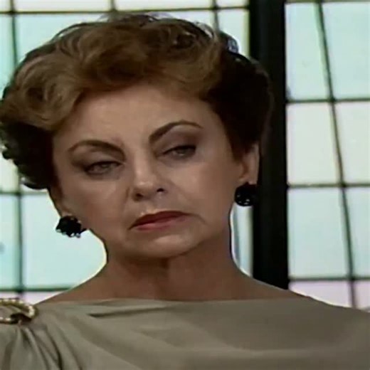 Sérgio Zansk | Cine Dendê on Instagram: "A Heleninha descobrindo em 1988 que não foi a responsável pelo acidente que vitimou Leonardo. Ela em choque sabendo que a Odete é quem estava dirigindo o carro. Detalhe: é a Raquel que desmascara. Beatriz Segall e Renata Sorrah extraordinárias. 📸 Imagem: Globo/Divulgação 📰 Fonte: TV Globo 💬 Gostou do Post? Então Curte, comenta e compartilha! 🤎 Aqui, estamos conectando fãs, celebrando paixões! 👉 Siga o @cine.dende e fique por dentro de todas as novida