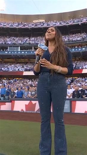 Deborah Cox sings a wonderful rendition of the Canadian national anthem ahead of #WorldSeries Game 4 🇨🇦 | MLB