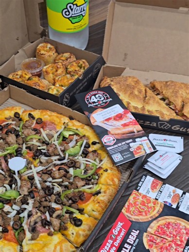 Just ate the new Cheddar Jalapeño Stuffed Crust on a large pizza at Pizza Guys! Looking for your new favorite pizza spot? You have to check out Pizza Guys. The vibes are great, and the food? Let me tell you! Look at that crust—it’s got the perfect kick of heat and that sharp cheddar richness. It's the next level in the pizza game And you can’t skip the sides. These are the new Cheddar Jalapeño Rolls. They’re fluffy, cheesy, and honestly, we could eat a whole tray of these. What I love about Pizz