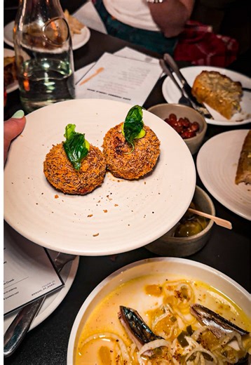 NEW DATE NIGHT SPOT IN LEEDS 🔥🕯️ Guys house of koko are doing evenings from the 18th of April and as menu launches go, this one will take some serious beating!!! 🤤 I remember my first ever visit to house of koko for brunch like it was yesterday and been absolutely blown away by the Middle Eastern flavours. I am the least fussiest foodie ever and it was a dream to try brunch dishes with sumac, labneh, tahini, merguez sausage and so many other new additions to my morning plate 🍽️😍 So basicall