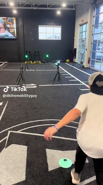 Reaction training with Smart Speed Plus! Training is always more fun with lasers! Make training fun, make it a game. By doing so, you will see higher outputs from your athletes. Especially in youth athletes. Train like a pro 👊🏼