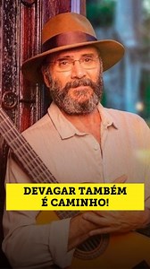 “Ando devagar porque já tive pressa…”🎶 Essa canção de Almir Sater (@oficialalmirsater) e Renato Teixeira (@renatoteixeira), que Maria Bethânia (@mariabethaniaoficial) eternizou com sua voz, parece ter sido psicografada. Não à toa se tornou um sucesso tão imenso desde 1990. E até hoje ecoa como um lembrete de que a vida não precisa ser corrida para ter sentido. Eu já tive pressa, e sei o preço disso. Hoje escolho andar devagar, com consciência e presença. E você, anda no ritmo da sua alma ou da 