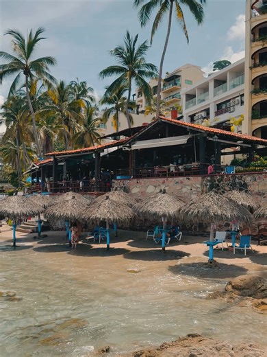 Descubre el encanto de La Playita Restaurant en Conchas Chinas. 📷📷 Un oasis de albercas naturales, aguas cristalinas y la mejor gastronomía frente al mar. ¿Listo para hacer esnórquel y relajarte en este rincón exclusivo de Puerto Vallarta? 📷📷