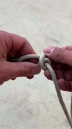 Simple and easy to learn method for tying a hanging loop knot