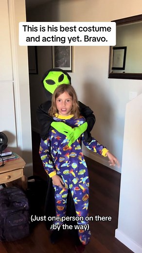 #halloween #costume #funny #amazing #kids #alien #aliens #clever #spooky #halloweencostum #opticalillusion #trickortreat #fun #fypage