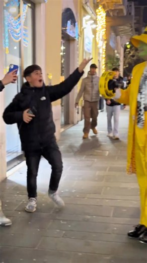 190K views · 974 reactions | PRANK THE MASK FUNNY. #themask #prankvideo #ballerina #dancetutorial #StreetStyle #costume #carnaval #tranding #risa #reaction #fyp | Prank war | Facebook