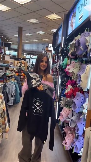 Jumped on the Angel Tree trend at in CDM to help make someone’s Holiday a little brighter 🎄 There