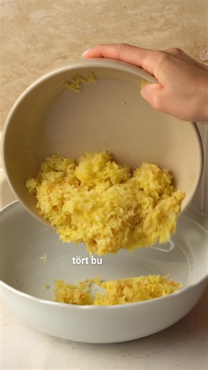 NOSALTY on Instagram: "• Derelye • Az Alföldön inkább barátfülének, máshol derelyének nevezett klasszikus magyar finomság, egy burgonyás töltött tészta, melyet leggyakrabban túróval és szilvalekvárral készítenek. Kifőzés után ropogós, pirított zsemlemorzsába forgatják a pihe-puha párnácskákat, majd porcukorral hintik. 👩🏻‍🍳📸:: Fekete Melinda @melinda_fekete #nosalty #recept"