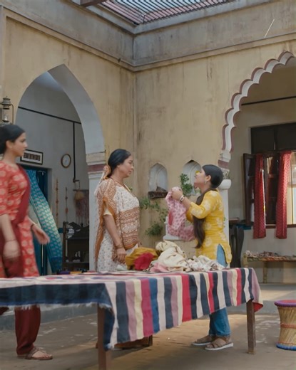 Sahana ka diya hua tohfa paakar Soni hui bhaavuk. Dekhiye #GangaMaiKiBetiyan har roz, raat 9 baje, sirf #ZeeTV par. #GangaMai #Sneha #Sahana #Soni #ZeeOnTheGo #AapkaApnaZeeTV | ZEE TV