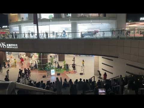 "Later" (后来) - Heartfelt Street Singing in Wuhan | Crowd Joins in Beautiful Harmony