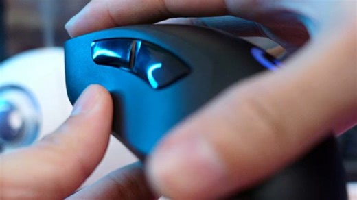 罗技G703无线游戏鼠标，轻量化设计搭配多模连接，续航持久，适用于长时间游戏或办公场景，手感舒适稳定，提升操作效率。