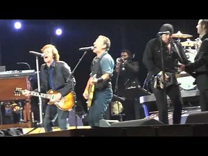 Bruce Springsteen & Paul McCartney - I Saw Her Standing There & Twist and Shout - Hyde Park London