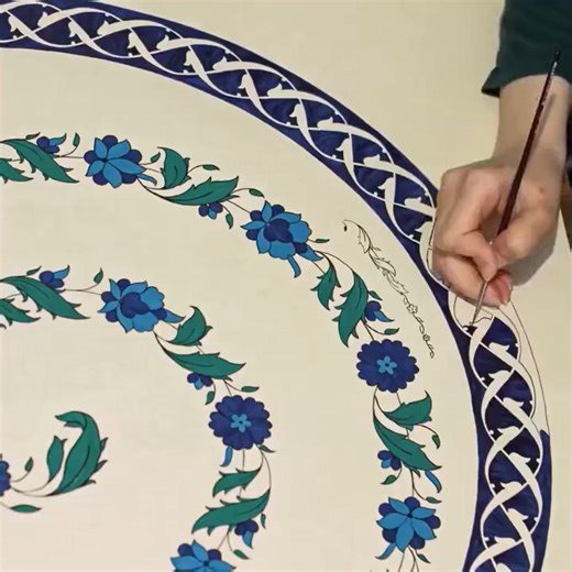 Biomorphic Islamic pattern and Arabic calligraphy Surah An-nur Ayat 35 from the Holy Qur’an A beautiful collaboration between artists Hatem Arafa and Nour Alhuda..! #IslamicWisdom #IslamicArt | Islamic Wisdom
