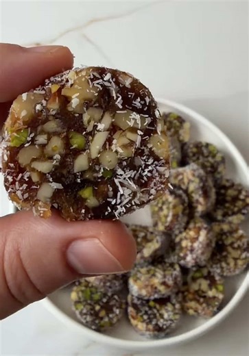 🌙 Dattel-Nuss Rolle — perfekt für Ramadan 🤍 ✨ Zutaten • 15 Medjool Datteln (entsteint, gehackt) • ½ Teeglas Mandeln (grob gehackt) • ½ Teeglas Pistazien • ½ Teeglas Walnüsse • ½ Teeglas Pinienkerne • 1 EL Kokosraspeln • 1 EL Sesam • 1 EL Butter 👩‍🍳 Zubereitung Butter in der Pfanne schmelzen und die gehackten Datteln leicht erwärmen. Alle Nüsse hinzufügen und ca. 5 Minuten anrösten. Mischung in eine Schüssel geben und kurz durchkneten. Mit Backpapier zu einer Rolle formen und ca. 3 Stunden im