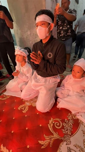 Moments from the funeral of 24-year-old Thơ. It's so heartbreaking to watch. #shorts