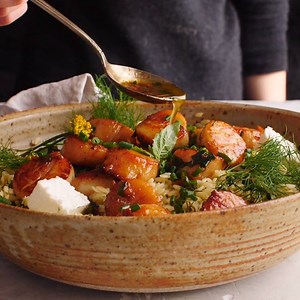 Mondays come to a delicious end with this 20 minute honey garlic butter scallops and orzo! RECIPE HERE: https://www.halfbakedharvest.com/20-minute-honey-garlic-butter-scallops-and-orzo/ | Half Baked Harvest