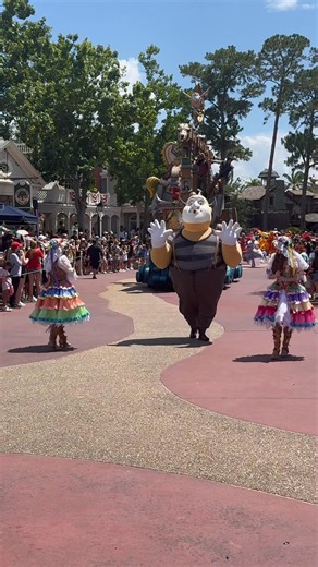 7K views · 105 reactions | Lady faints at the end of the video due to heat! The parade at Magic Kingdom! #Disney #MagicKingdom | Kimberly Williams | Facebook