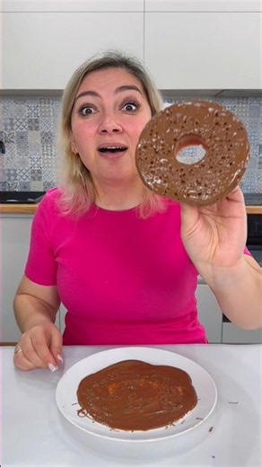 She replaced his doughnut with a fake🍩😏