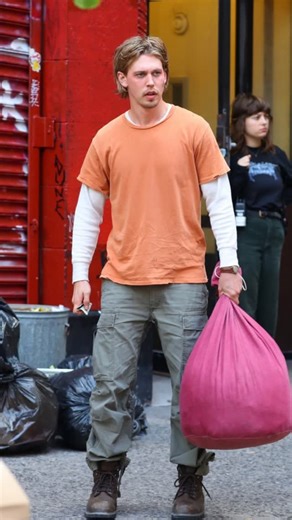 ṢTORMRIDERṢ on Instagram: "Modern grunge is my favorite look to go for these days- this is an approachable style that will have everyone intruiged- it shows that you have character and are more interesting than someone wearing basic clothes from the mall. This is a style being heavily pushed by celebrities and famous people right now because it is a repudiation of everything high class, chic, and polished. #grunge #mensstyle #grungelook #celebritystyle #streetstyle #distressed #90saesthetic #y2k